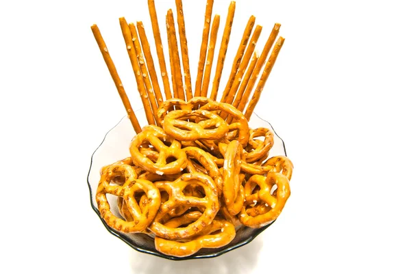 Vários pretzels saborosos e breadsticks em uma chapa — Fotografia de Stock