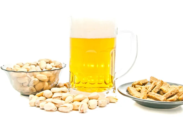 Pistacchi, patatine e bicchiere di birra — Foto Stock