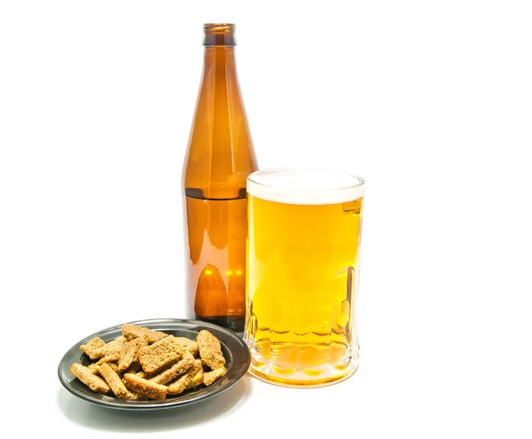 Galletas saladas y botella de cerveza — Foto de Stock