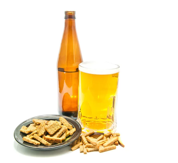 Some crackers and light beer — Stock Photo, Image