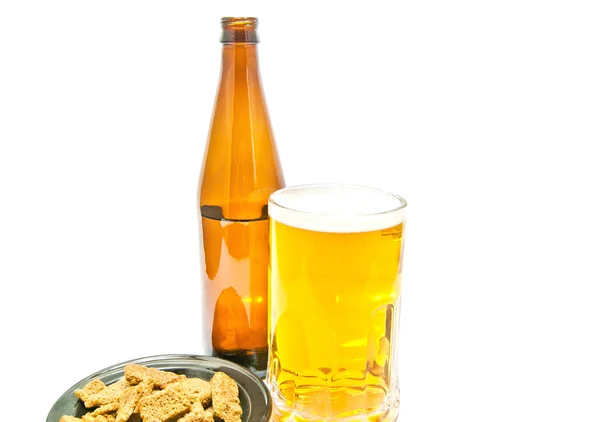 Some crackers and light beer closeup — Stock Photo, Image