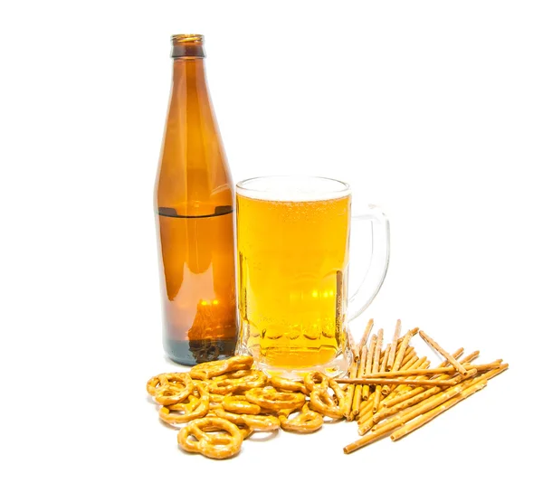 Light beer and salted crackers closeup — Stock Photo, Image