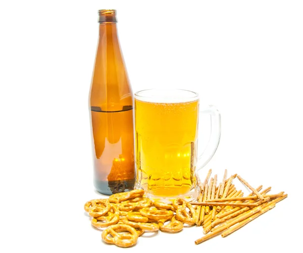 Leichtes Bier und gesalzene Cracker — Stockfoto