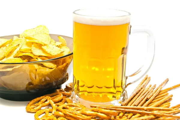 Preclíky, tyčinek, hranolky a pivo closeup — Stock fotografie