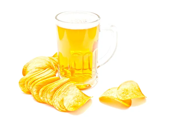 Chips und Bier in Nahaufnahme — Stockfoto