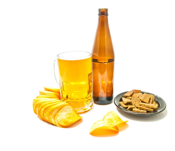 Bier und verschiedene Snacks — Stockfoto