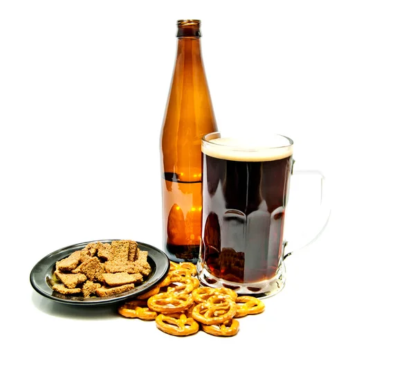 Dunkles Bier, Cracker und Brezeln — Stockfoto