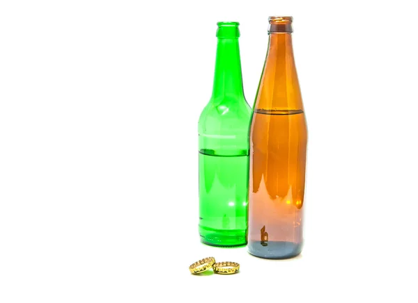 Iki şişe bira ve beyaz iki kapaklar — Stok fotoğraf