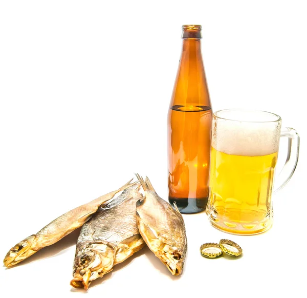 Три запасы рыбы и пиво крупным планом — стоковое фото