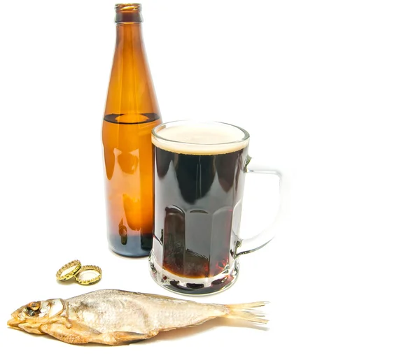 Stockfish y cerveza oscura en blanco — Foto de Stock