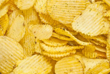 Oluklu lezzetli patates cipsi yığını