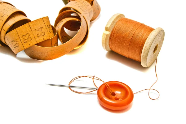 Iş parçacığı, metre ve düğme turuncu biriktirme — Stok fotoğraf