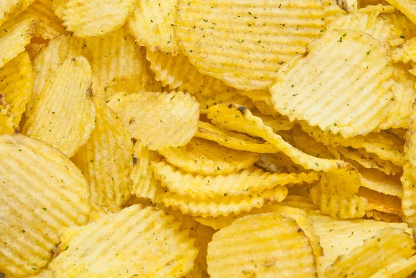 Haufen gewellter leckerer Kartoffelchips — Stockfoto