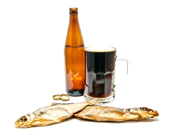 Темное пиво и две соленые рыбы — стоковое фото