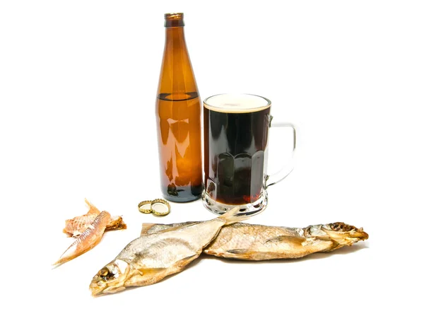 Due pesci salati e birra scura — Foto Stock