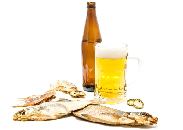 Słone ryby i kubek z piwem jasnym — Zdjęcie stockowe