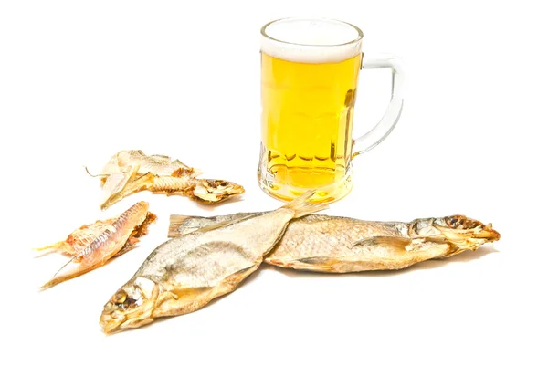 Dois peixes salgados e cerveja — Fotografia de Stock