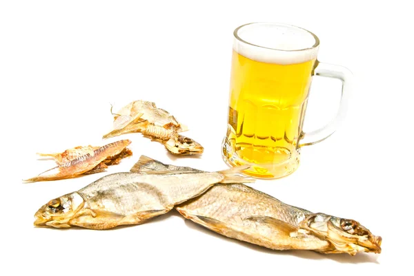 Due pesci salati e boccale di birra — Foto Stock
