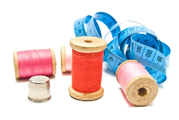 Meter, thimble and spools of thread — Stock Photo, Image