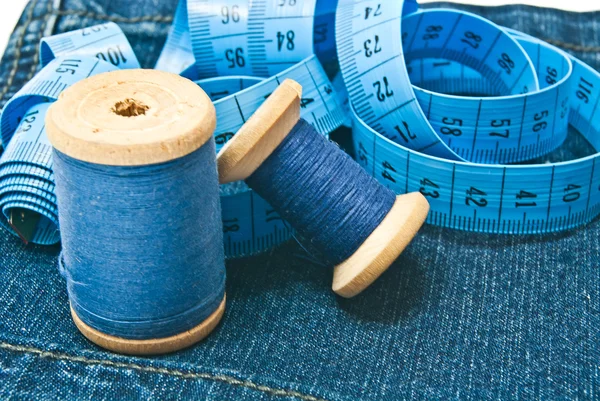 Meter and spools of blue thread — Stock Photo, Image