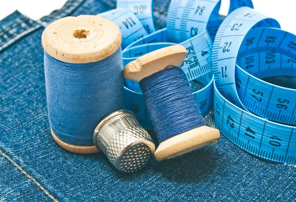 Thimble, meter and blue spools of thread — Stock Photo, Image