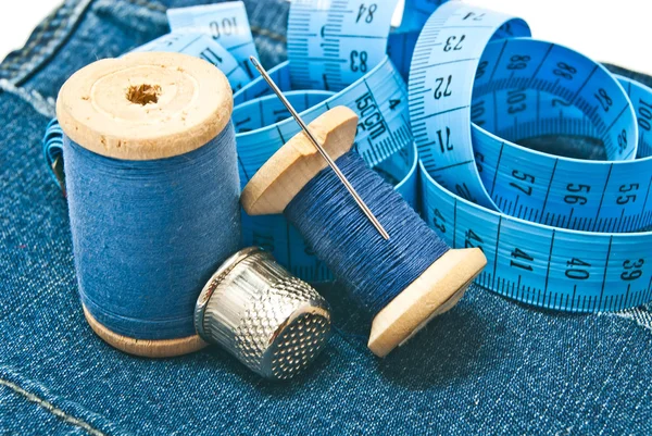 Thimble, meter and spools of thread — Stock Photo, Image