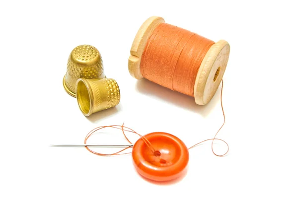 Rulle orange tråd, och två fingerborgar — Stockfoto
