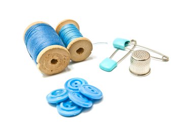 iş parçacığı, düğmeler ve beyaz üzerine yüksük