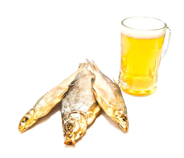 Bicchiere di birra e tre pesci salati primo piano — Foto Stock