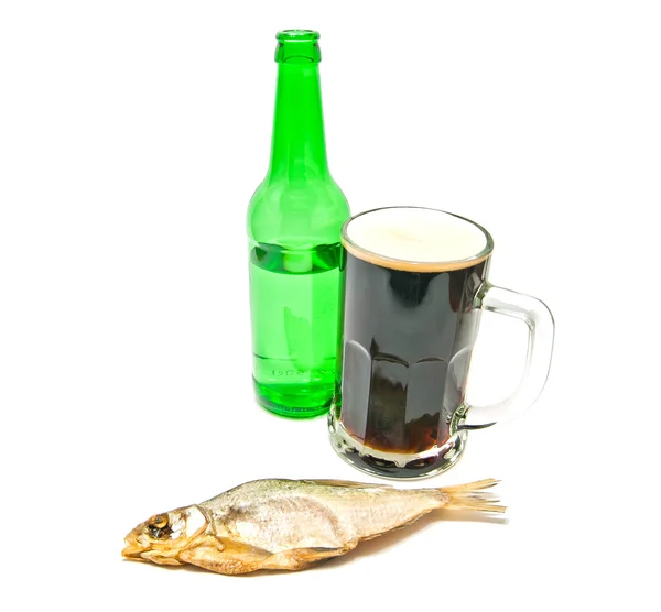 Pesce salato e bicchiere di birra su bianco — Foto Stock