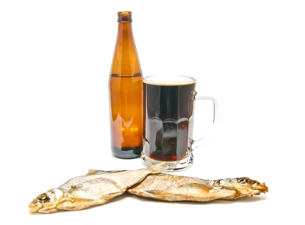 Cerveza negra y dos peces salados sobre blanco — Foto de Stock