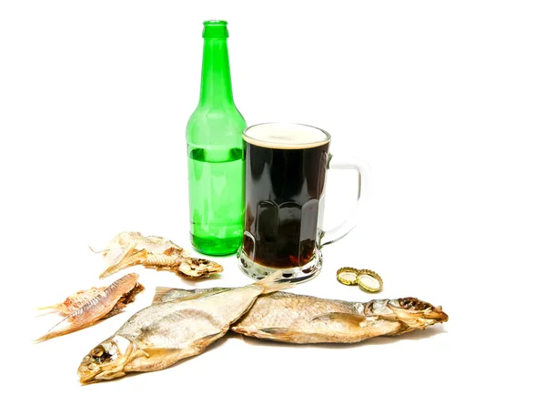 Poissons salés et tasse de bière noire sur blanc — Photo