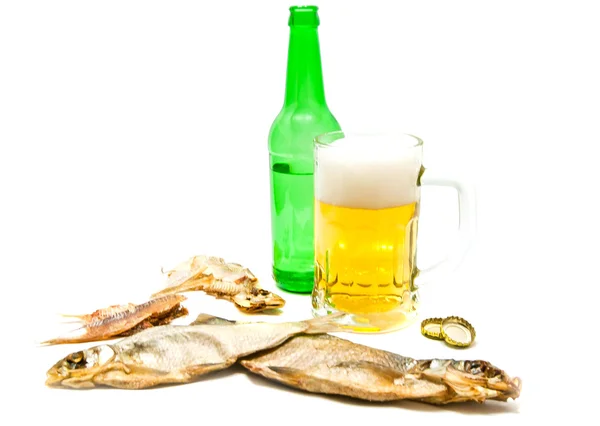 Peces salados y jarra de cerveza ligera sobre blanco — Foto de Stock