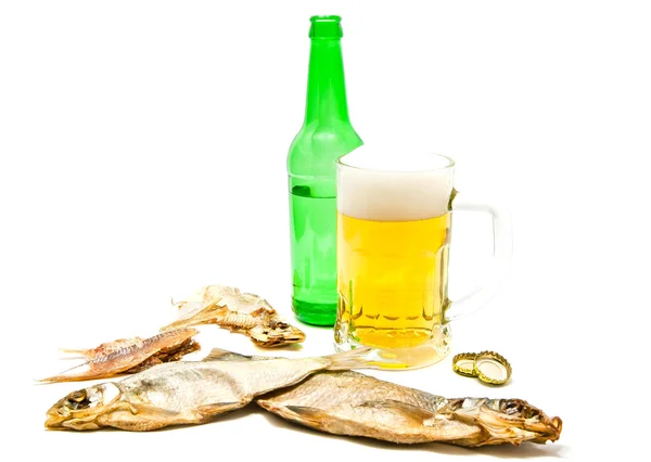 Pesci salati e tazza di birra su bianco — Foto Stock