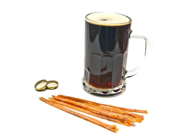 Dunkles Bier und Fischsnack — Stockfoto