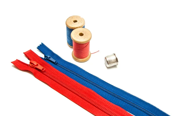 Two zipper, spools of thread and thimble — Stock Photo, Image