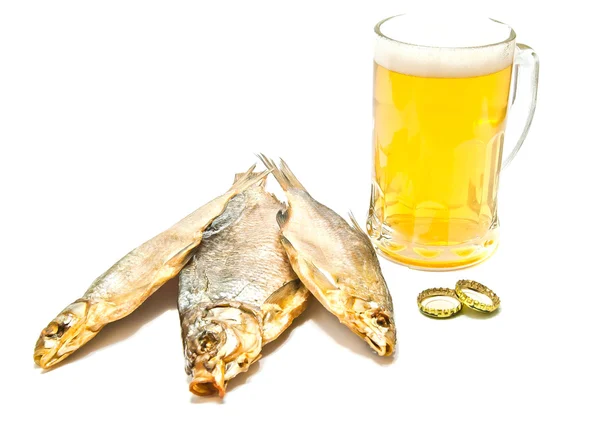 Cerveza y tres peces salados sobre blanco — Foto de Stock