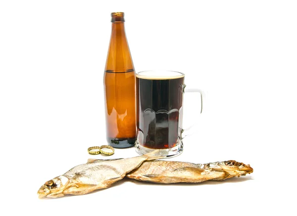Due pesci salati e birra scura primo piano — Foto Stock