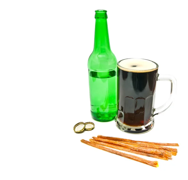 Becher Bier, Flasche und Fischsnack — Stockfoto