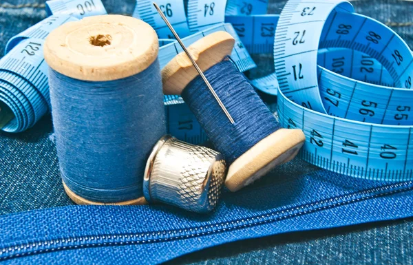 Verschiedene Gegenstände für Handarbeiten auf Jeans — Stockfoto