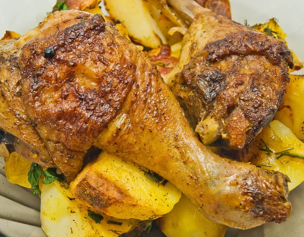 Assiette avec poulet rôti et pommes de terre — Photo