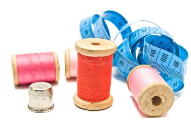 ölçer, yüksük ve beyaz iş parçacığında makaralar