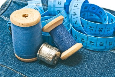 ölçer, yüksük ve ipliğin makaralar