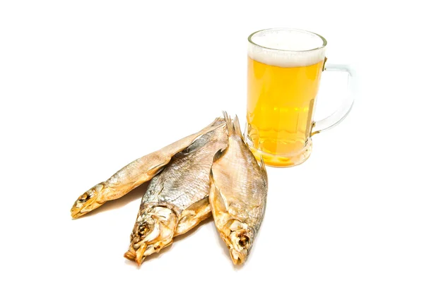 Bicchiere di birra e tre pesci salati — Foto Stock