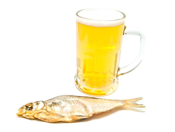 Pescado salado y vaso de cerveza primer plano — Foto de Stock