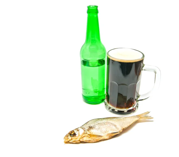 Pescado salado y vaso de cerveza primer plano — Foto de Stock