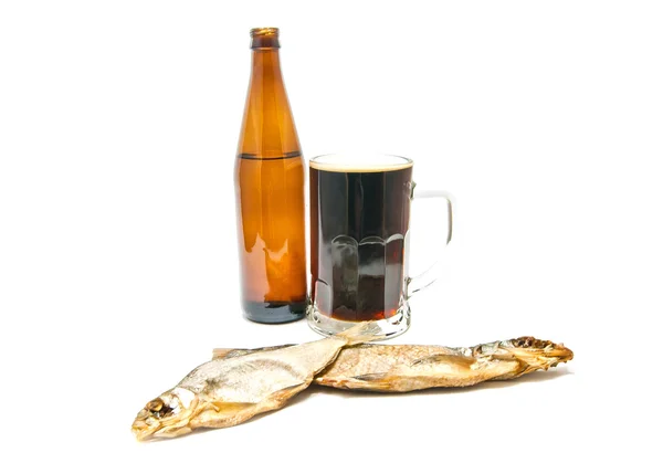 Темное пиво и две соленые рыбы крупным планом — стоковое фото