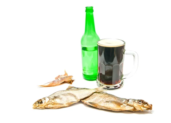 Saltade fiskar och mörkt öl — Stockfoto