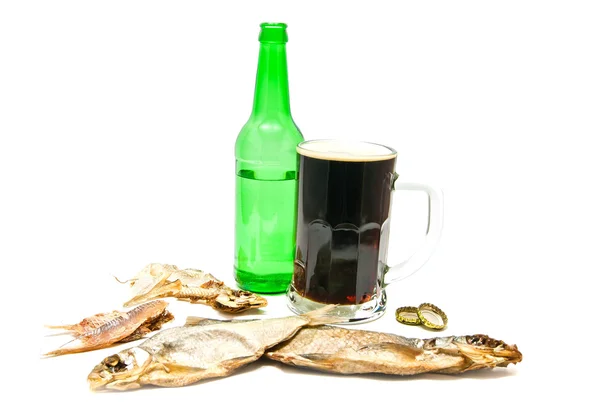 Slané ryby a tmavé pivo — Stock fotografie
