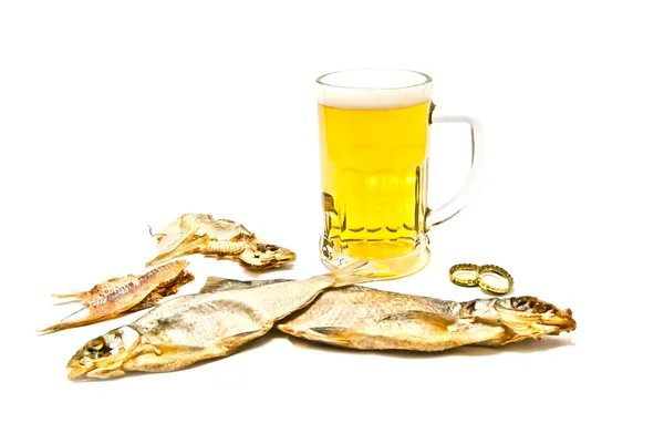 Peixes salgados e copo de cerveja — Fotografia de Stock